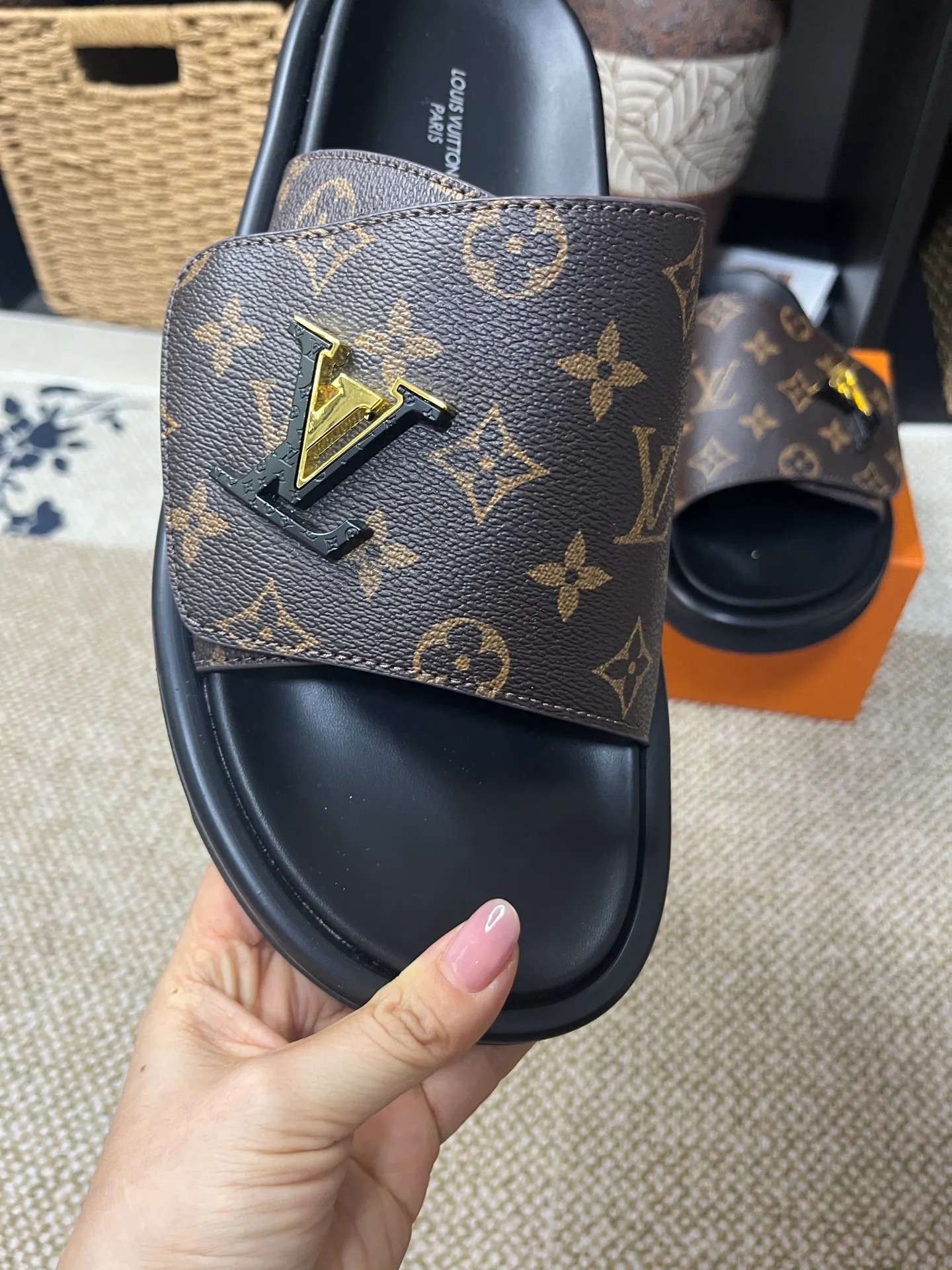 P340 [New Style] [LOUIS VUITTON] Louis Vuitton, LV printing, men's and women's slippers are now on the market, packed in drawer boxes with cloth bags and cards, the upper pattern looks very soft and waxy, and is a super versatile leg slimming tool. Fabric: imported denim/canvas/old fabric, LV hardware LOGO, official website pattern printing, comfortable to wear, feet: high-elastic PU water table. Sole: foam sole, heel height: about 5cm. Code number: 35-46, 35, 45, 46 are custom-made and non-returnable. Color: multiple colors and styles available.